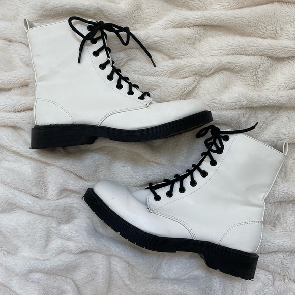 Time and Tru Shoes - Women’s white lace-up combat boots